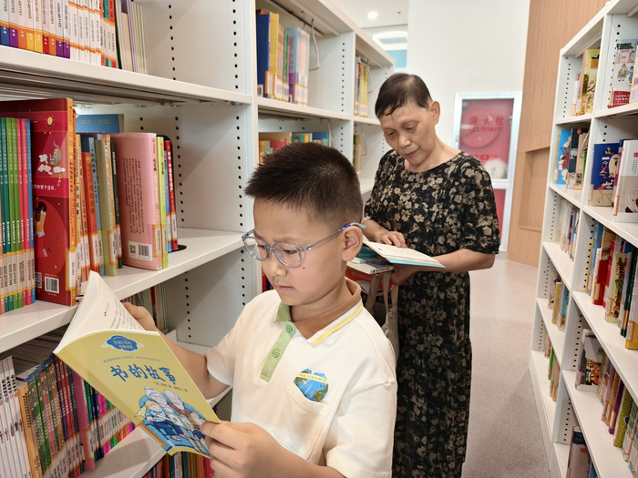陈纪源和外婆李珠芬。周晓思摄